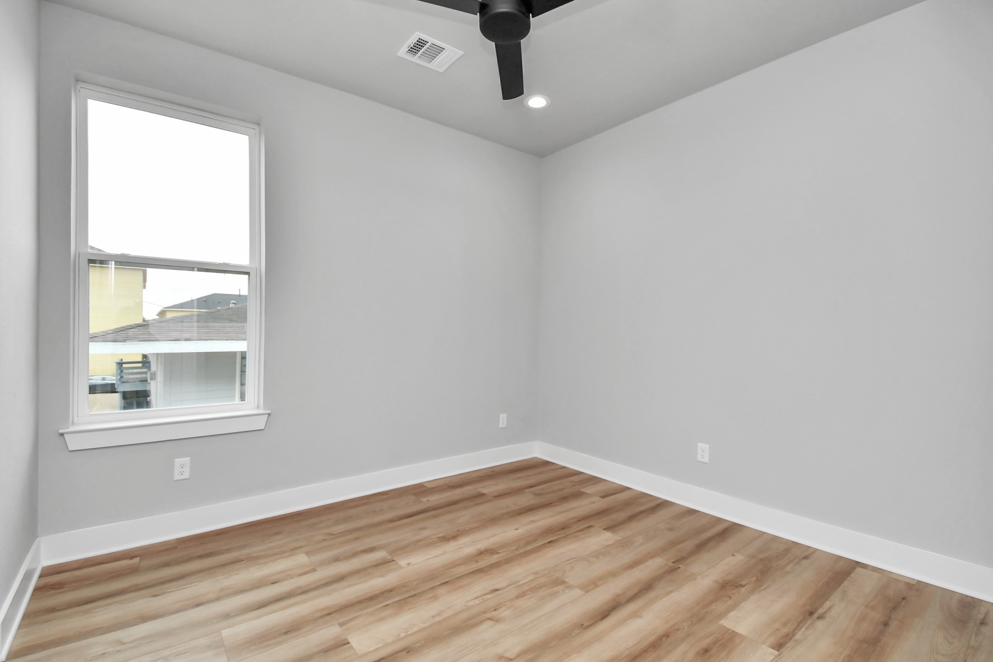 6817 Peerless Street Houston, TX 77021 - Photo 27 of 31 an empty room with a window