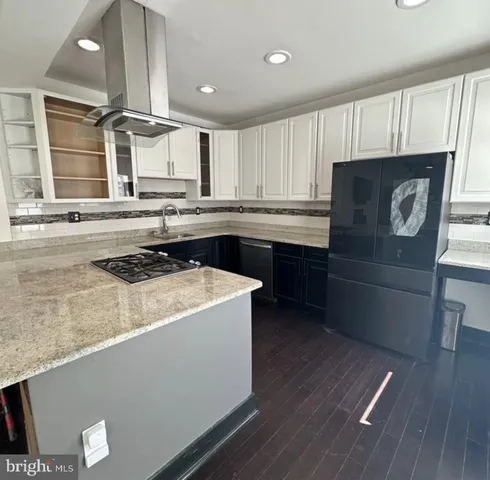 a close up view of a washer and dryer