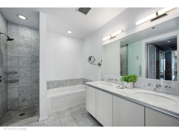 $1,025,000 | 600 North Fairbanks Court, Unit 2801, Chicago, IL 60611