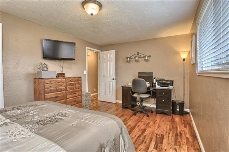 305 South Rose Street Phoenix, OR 97535 - Photo 10 of 35 Spacious master bedroom has lots of natu