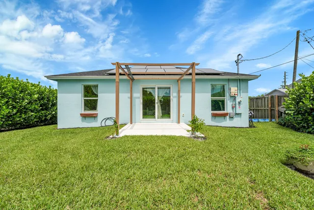 $399,999 | 5715 Southeast Pine Drive, Stuart, FL 34997
