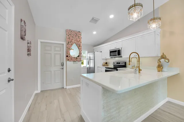 $399,999 | 5715 Southeast Pine Drive, Stuart, FL 34997