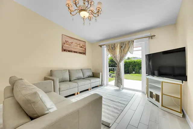 $399,999 | 5715 Southeast Pine Drive, Stuart, FL 34997