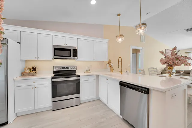 $399,999 | 5715 Southeast Pine Drive, Stuart, FL 34997