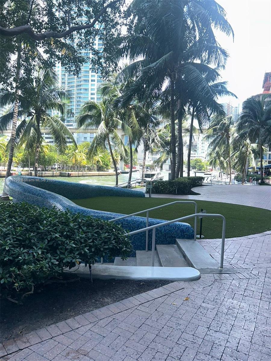 185 Southwest 7th Street, Unit 1802 Miami, FL 33130 - Photo 37 of 39 a view of a park