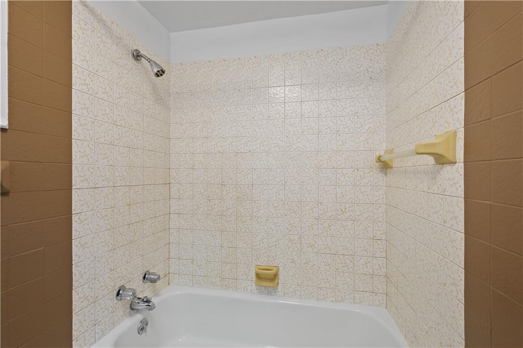 401 Upper Road Pittsburgh, PA 15228 - Photo 25 of 32 a bathroom with a bathtub
