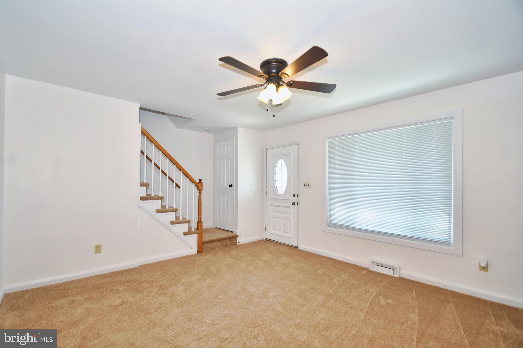 8004 Wallace Road Baltimore, MD 21222 - Photo 4 of 38 Living Room
