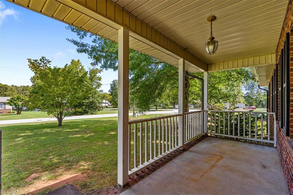 522 East Raleigh Avenue Liberty, NC 27298 - Photo 3 of 36 Gallery Image 3