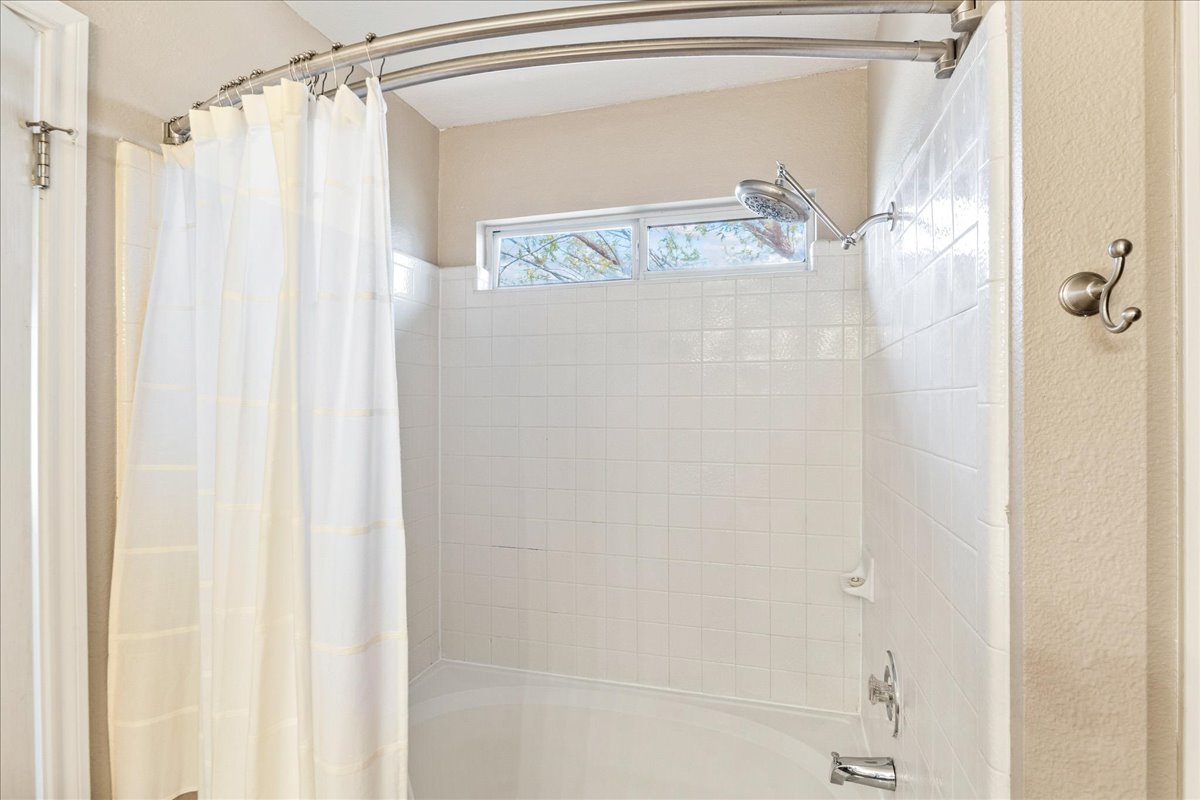 116 Devon's Cove Buda, TX 78610 - Photo 14 of 38 Full bath with shower / tub combo