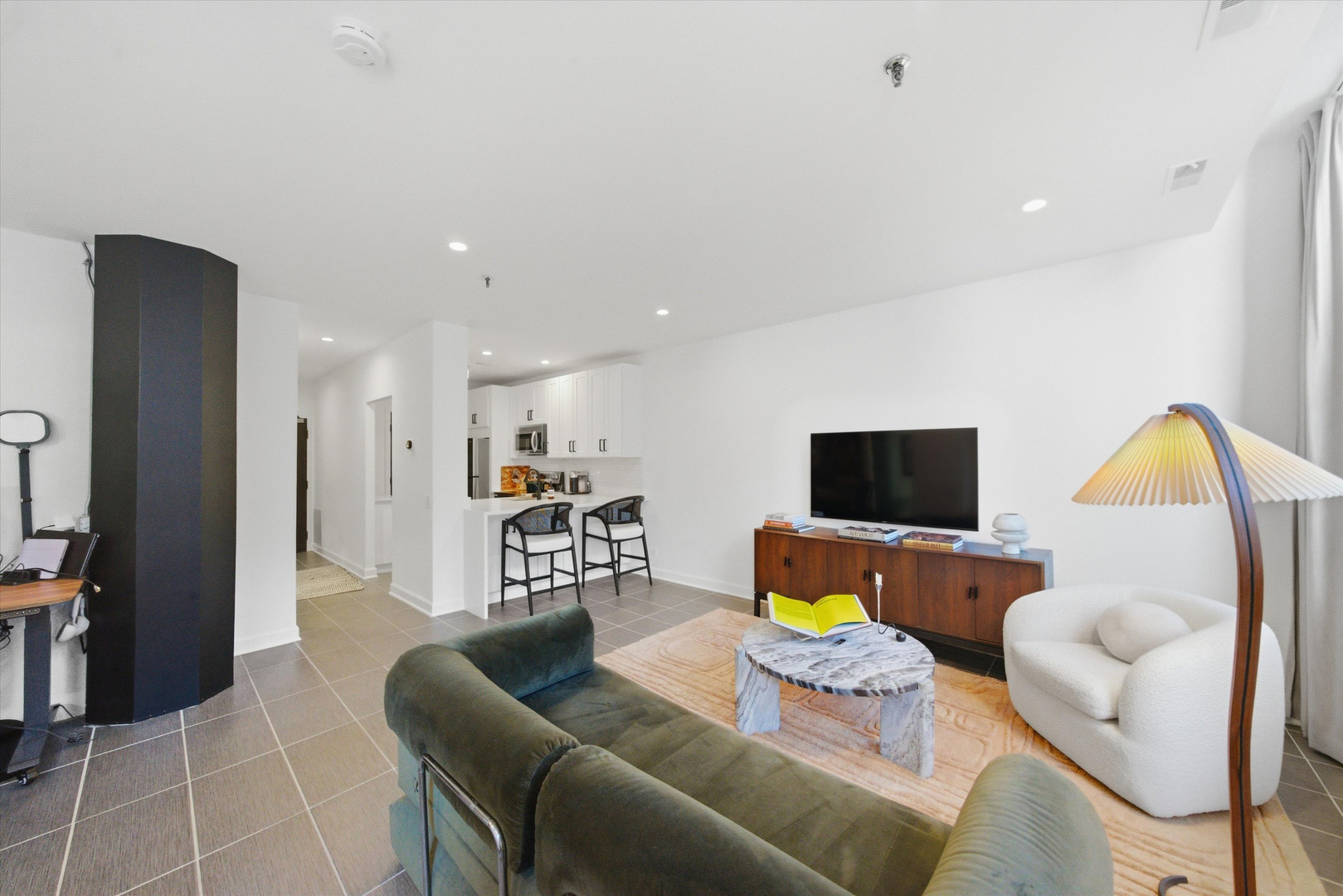 680 South Federal Street, Unit 807 Chicago, IL 60605 - Photo 2 of 17 a living room with furniture and a flat screen tv