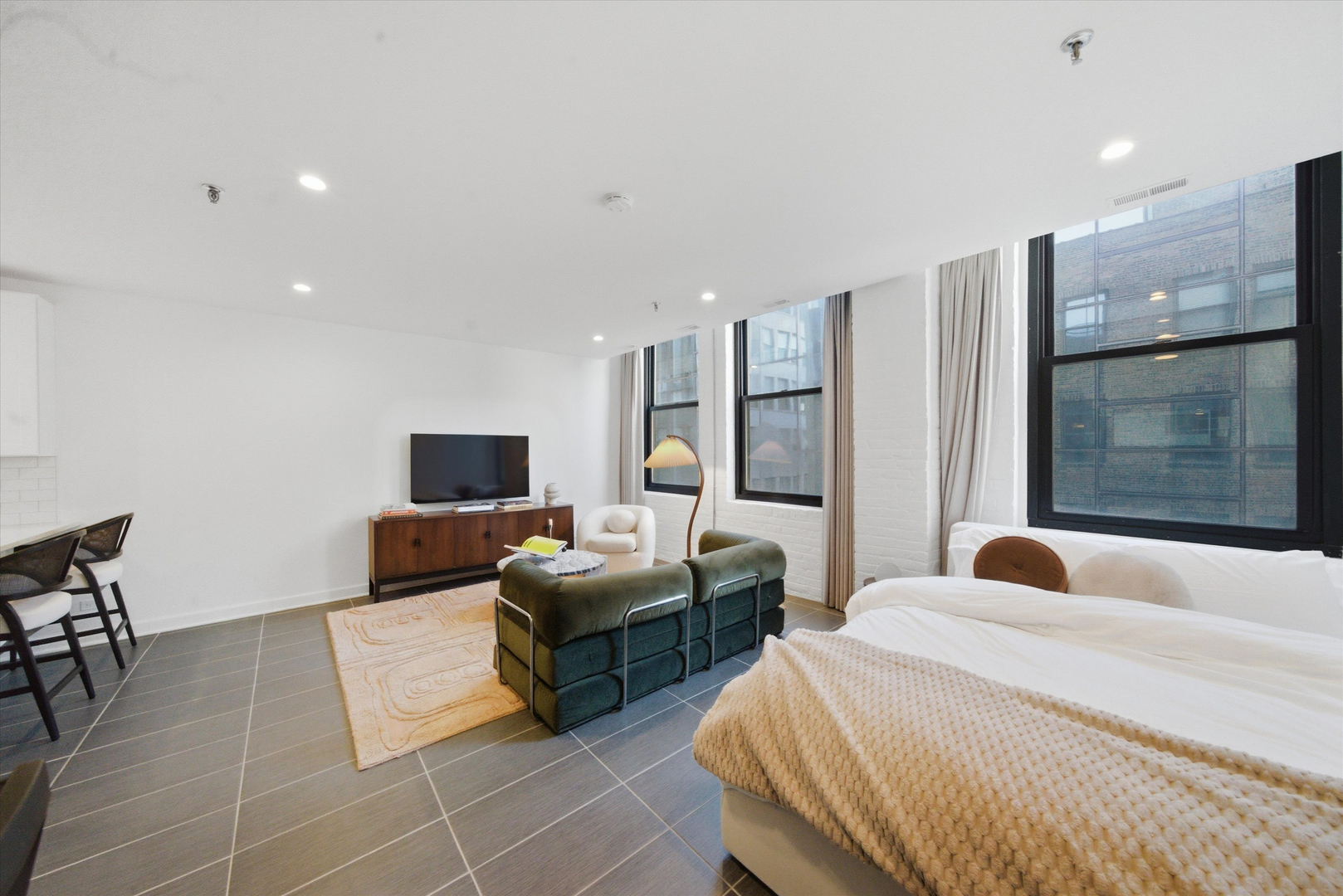 680 South Federal Street, Unit 807 Chicago, IL 60605 - Photo 5 of 17 a bedroom with bed and glass window