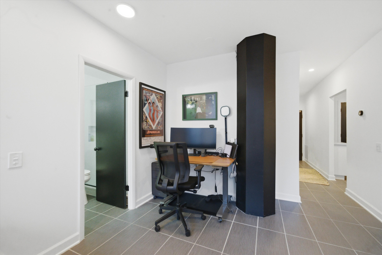680 South Federal Street, Unit 807 Chicago, IL 60605 - Photo 8 of 17 a room with furniture and gym equipment