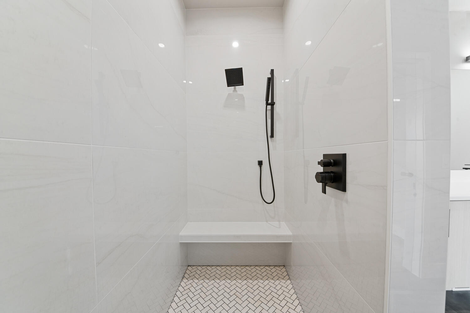19143 Gateway Loop Bend, OR 97702 - Photo 18 of 32 Primary bathroom