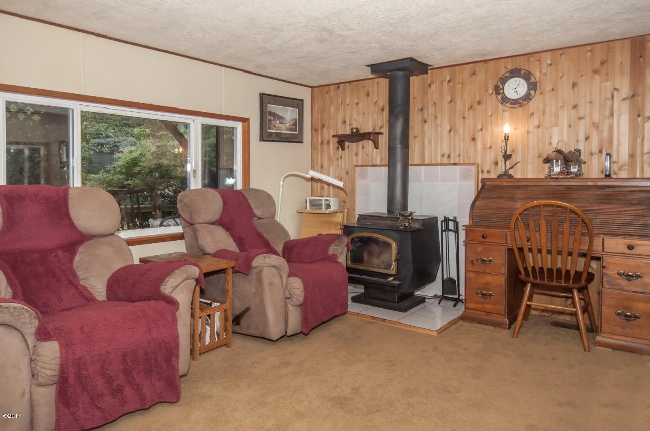10950 Neskowin Road Neskowin, OR 97149 - Photo 14 of 23 Living Room - View 2 (1280x850)