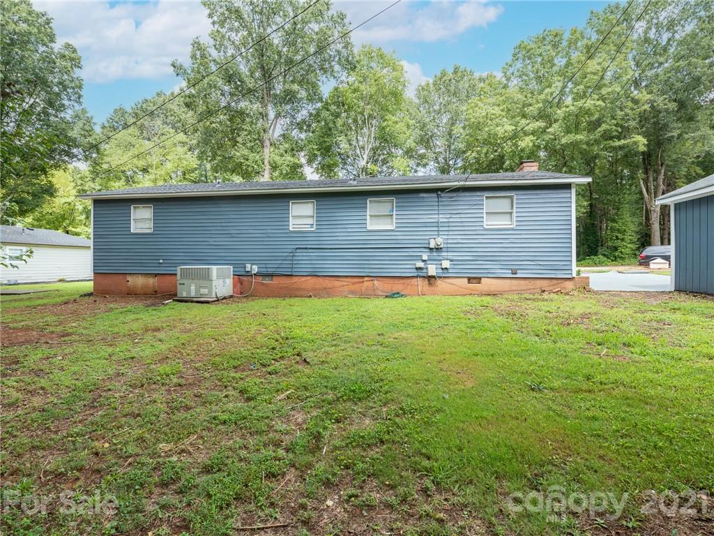 5344 Rockwood Road Charlotte, NC 28216 - Photo 29 of 31 a backyard of a house with lots of green space