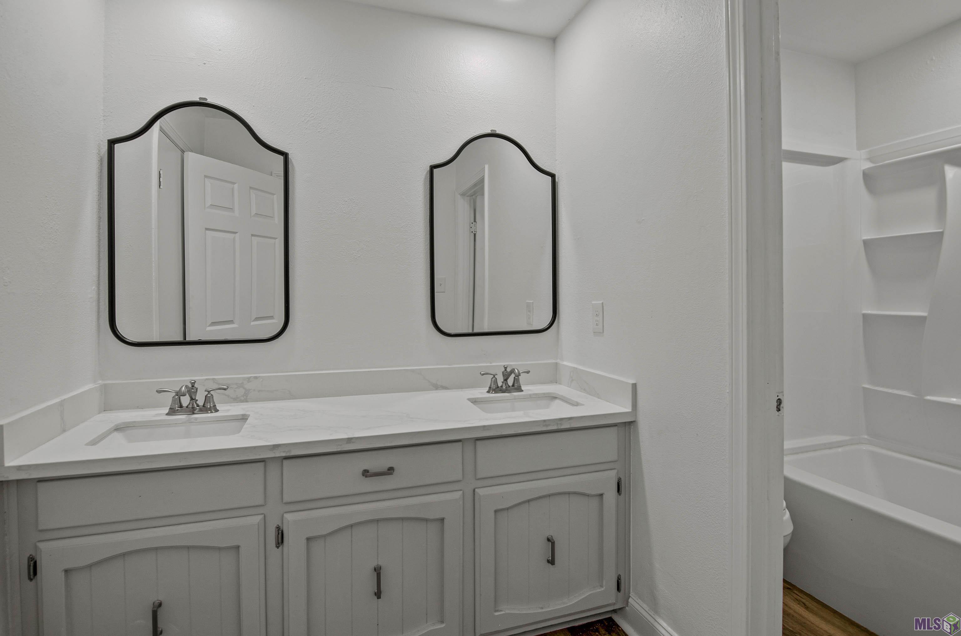 9031 Roundtree Drive Baton Rouge, LA 70818 - Photo 17 of 31 Master Bathroom