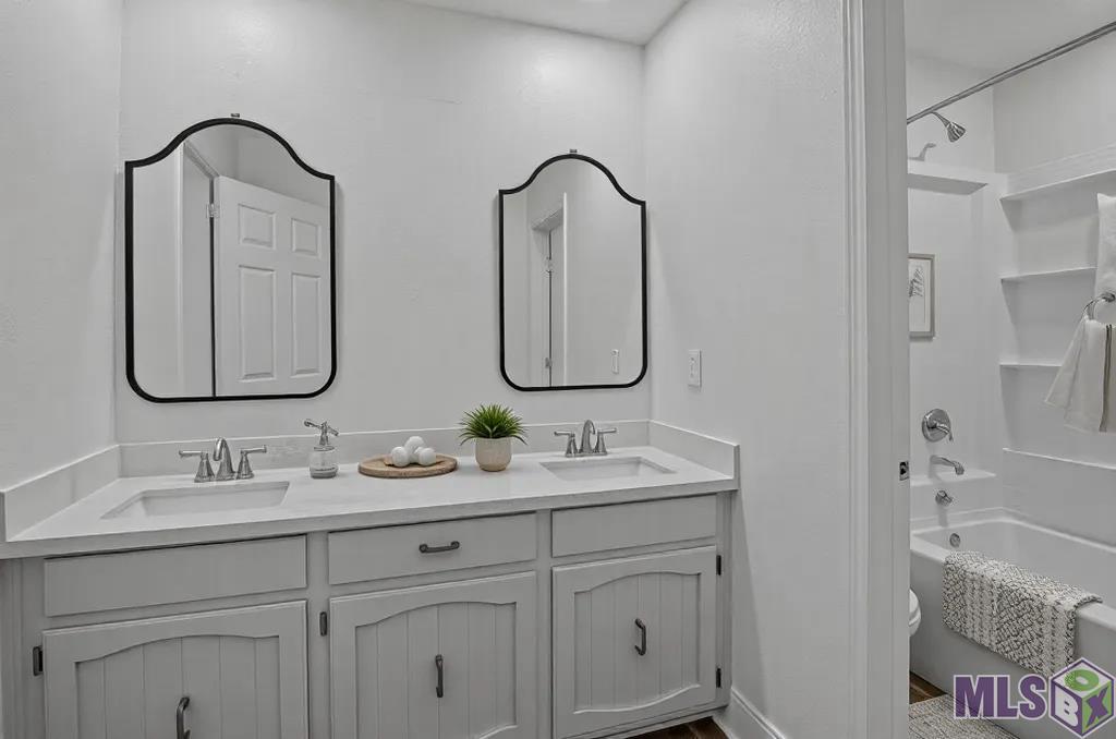 9031 Roundtree Drive Baton Rouge, LA 70818 - Photo 18 of 31 Master Bathroom