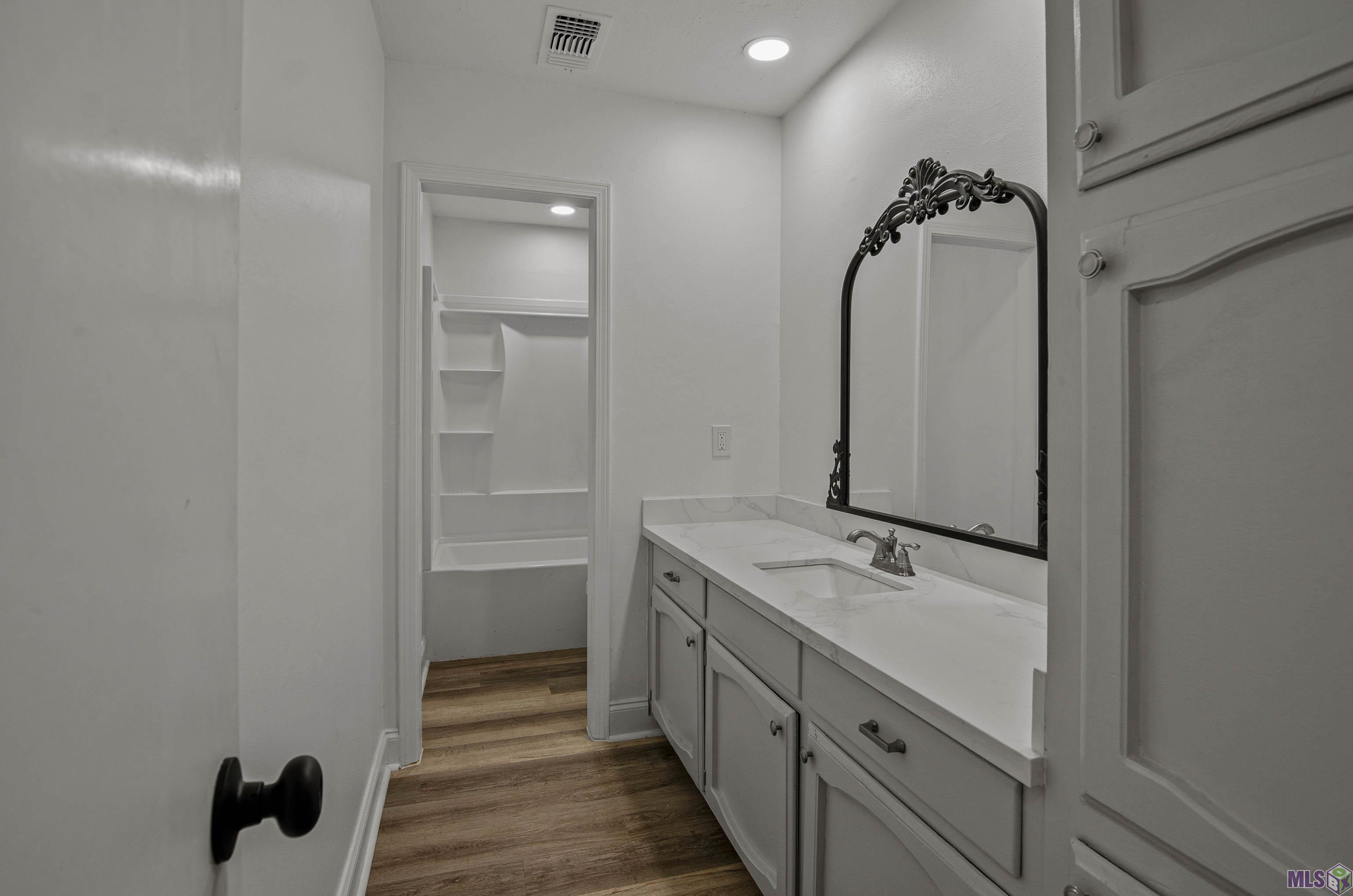 9031 Roundtree Drive Baton Rouge, LA 70818 - Photo 21 of 31 Hall Bathroom