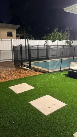 a view of a backyard