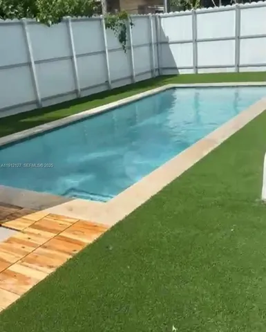 a view of a backyard