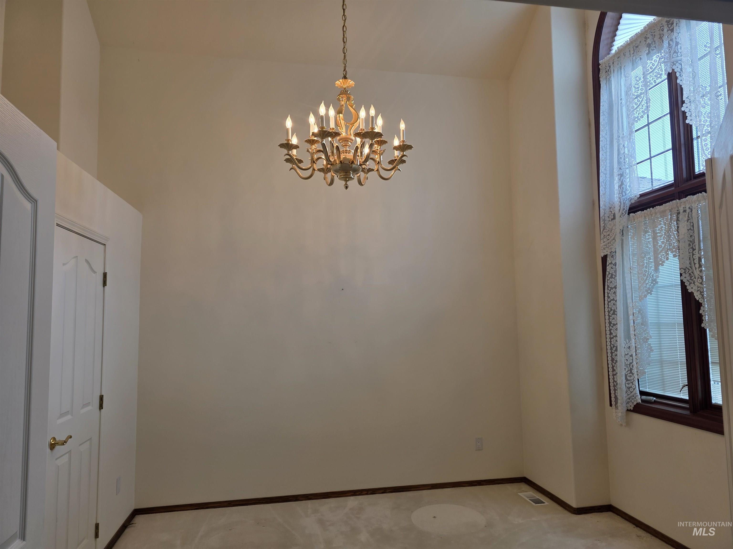 2530 Valleyview Drive Clarkston, WA 99403 - Photo 2 of 37