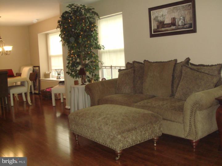 33 Stokes Road Mount Laurel, NJ 08054 - Photo 3 of 19 Living Room