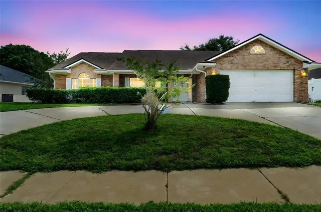 $395,000 | 40 Hollow Pine Drive, DeBary, FL 32713