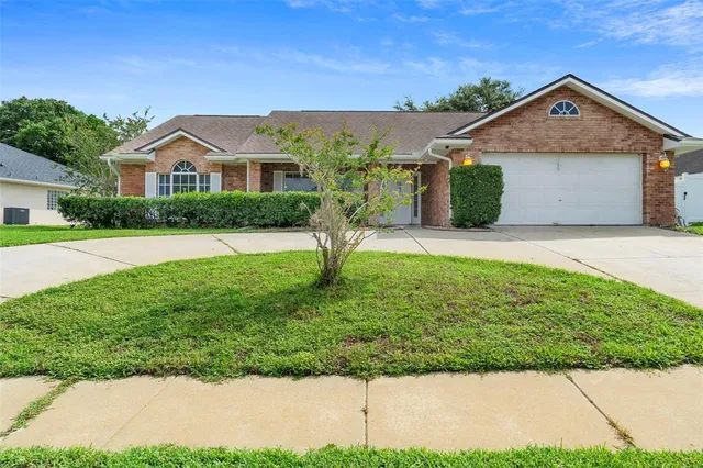 $395,000 | 40 Hollow Pine Drive, DeBary, FL 32713