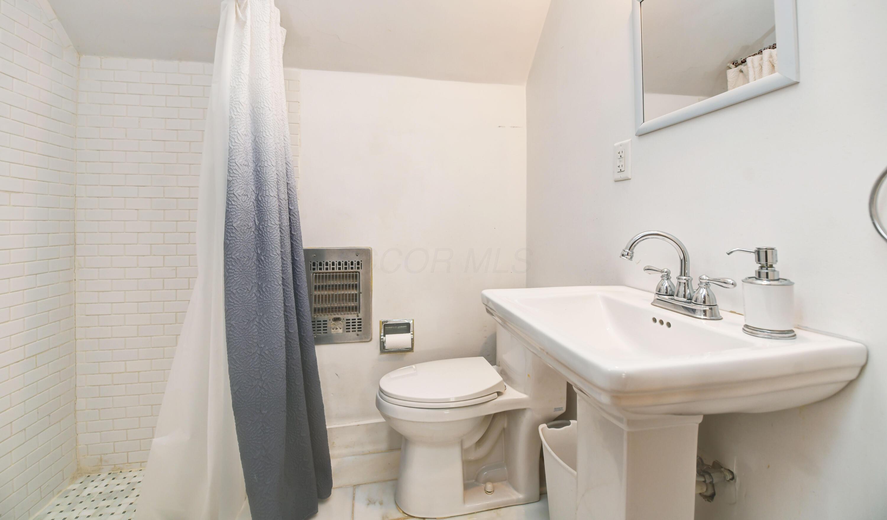 1298 Bryden Road Columbus, OH 43205 - Photo 53 of 72 Third Floor Bath