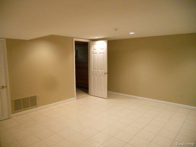 579 Sunlight Drive Rochester, MI 48309 - Photo 21 of 25 iug 043.jpg