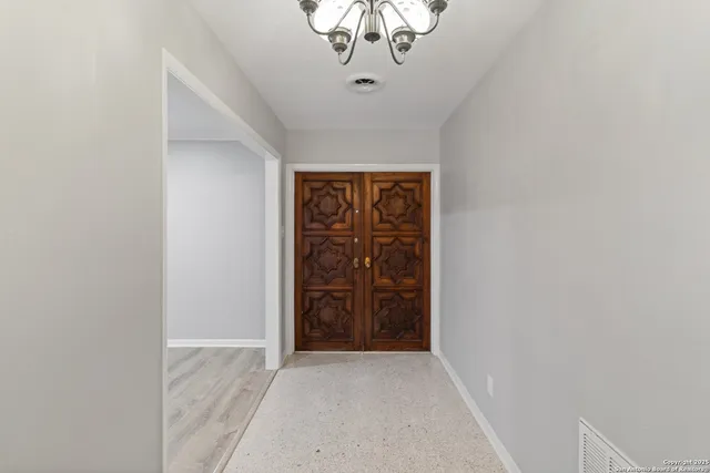 en empty room with wooden floor