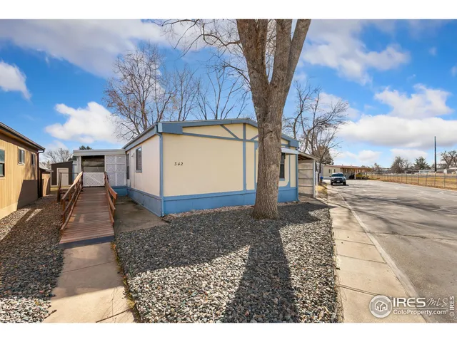 a view of a yard with a house