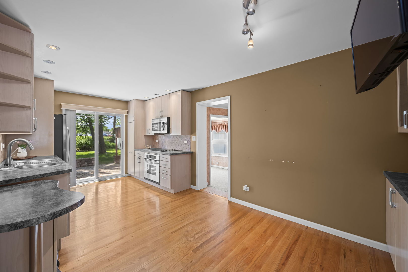 1101 Anthony Road Wheeling, IL 60090 - Photo 7 of 28