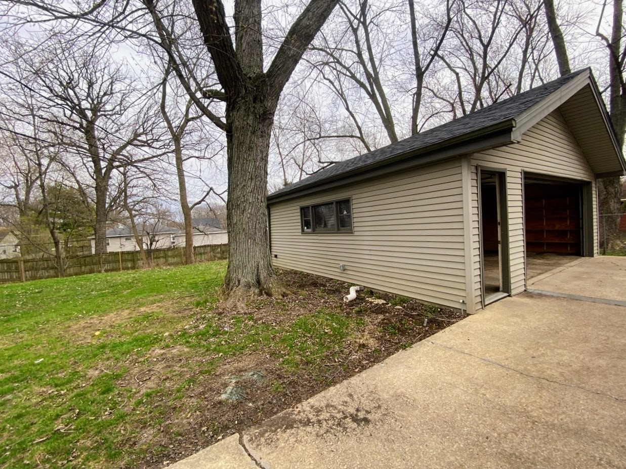 23922 South Cretewood Lane Crete, IL 60417 - Photo 17 of 18 a backyard of a house with lots of green space