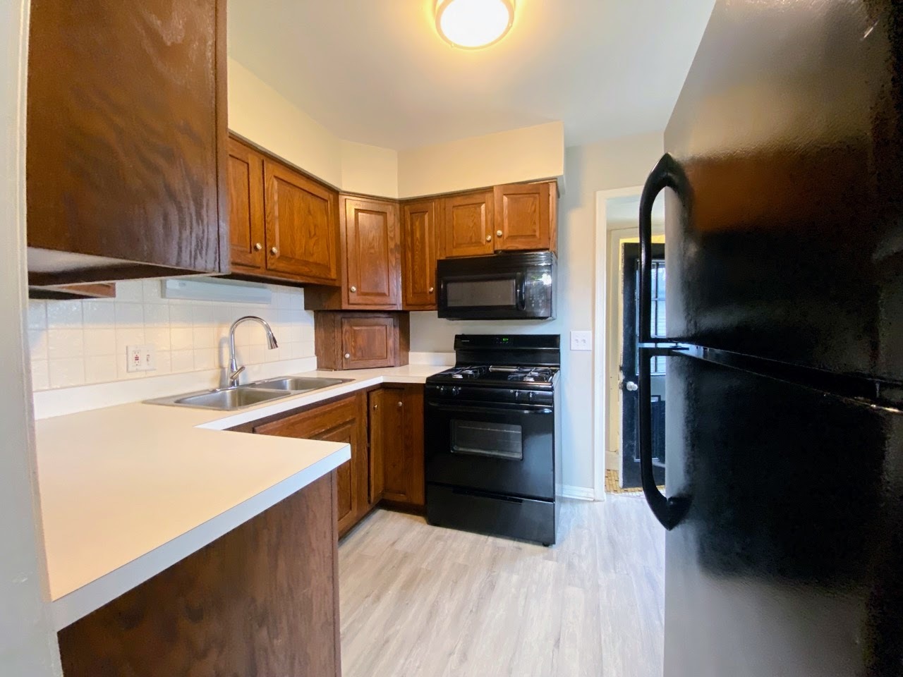 23922 South Cretewood Lane Crete, IL 60417 - Photo 4 of 18 a kitchen with a refrigerator stove and a sink