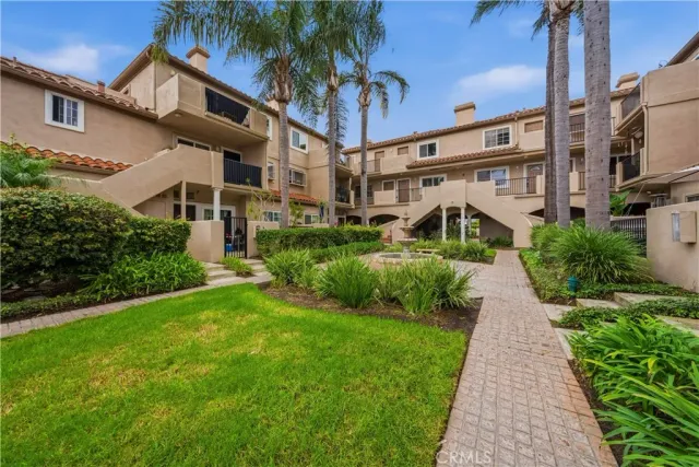 a view of a back yard