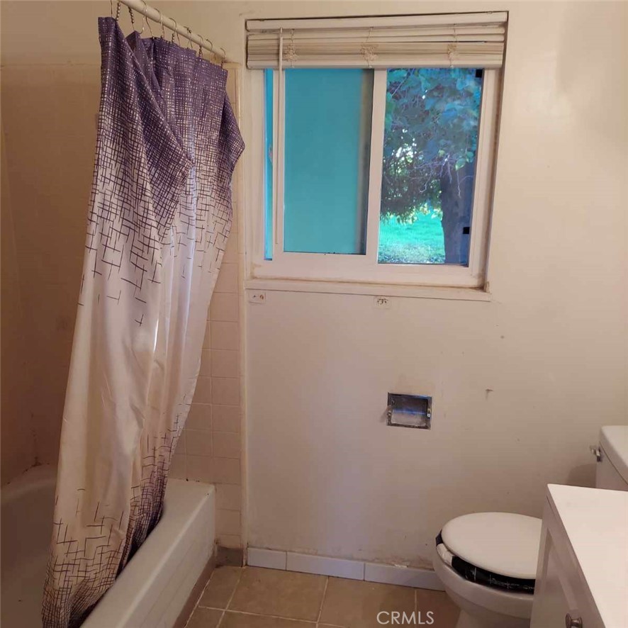1616 East 21st Street Merced, CA 95340 - Photo 13 of 22 a bathroom with a toilet and a shower
