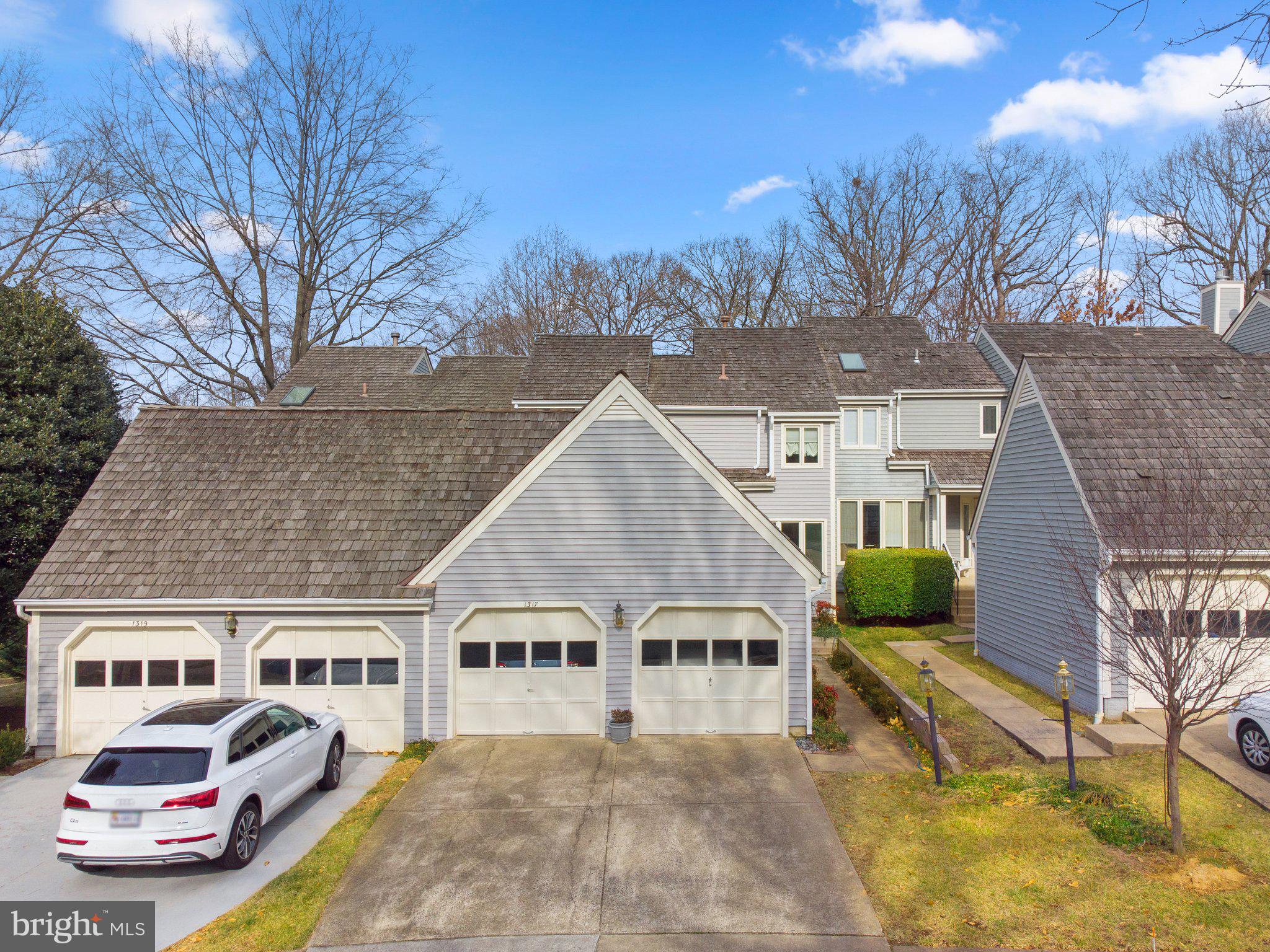 3/2.5 w 2 car garage minutes to Reston town center