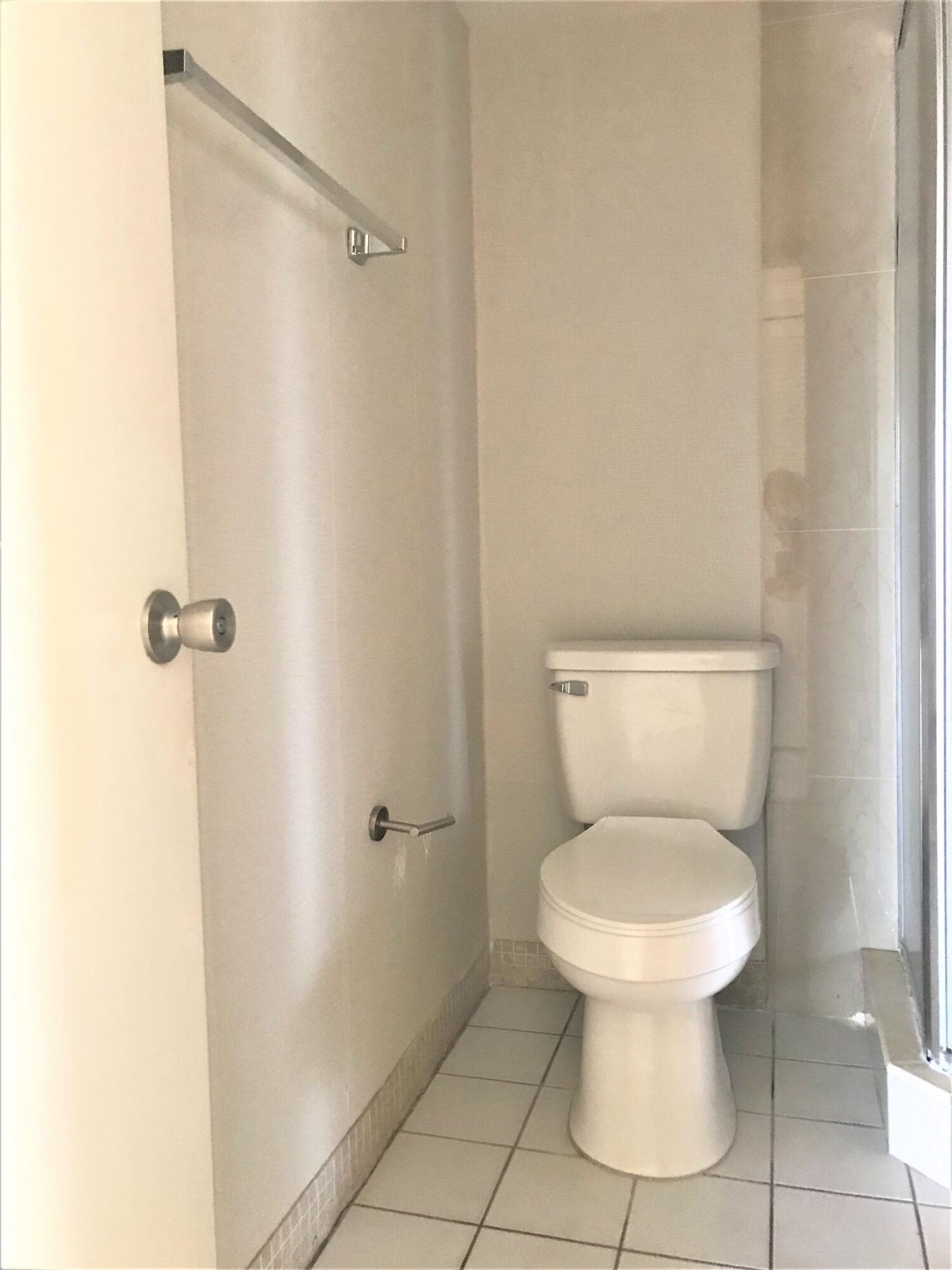9355 Southwest 8th Street, Unit 325 Boca Raton, FL 33428 - Photo 73 of 112 guest bath okay