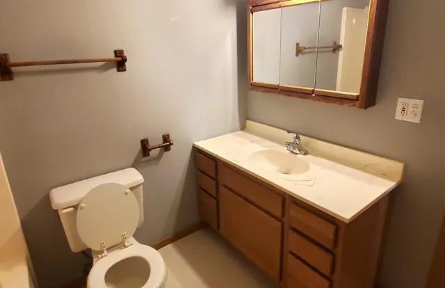 $1,050 | 1305 Bayberry Avenue, Unit 10, Olivia, MN 56277