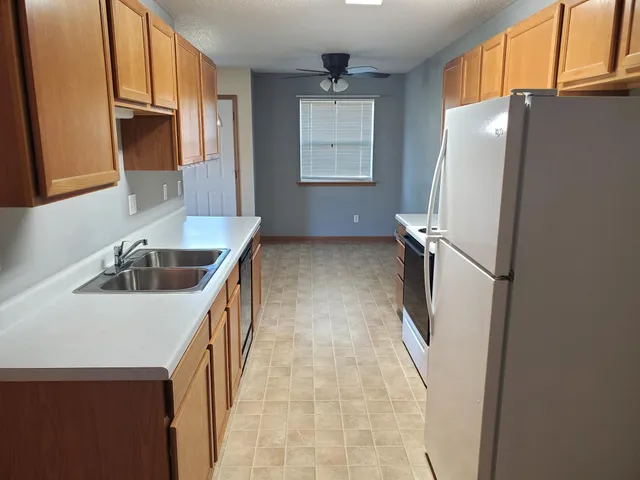 $1,050 | 1305 Bayberry Avenue, Unit 10, Olivia, MN 56277