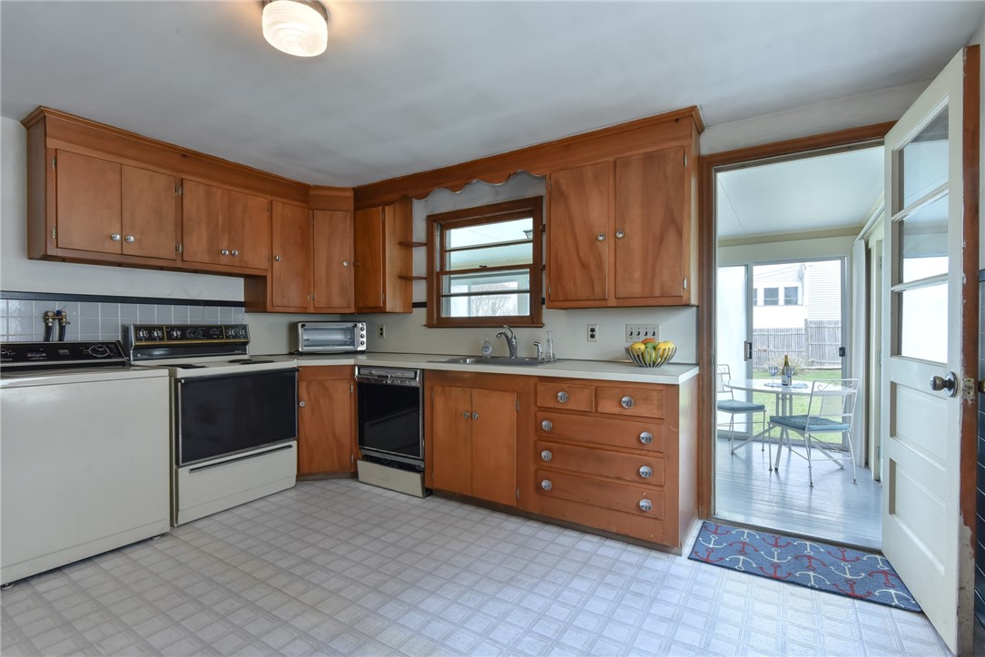 232 Bonnet Point Road Narragansett, RI 02882 - Photo 15 of 35