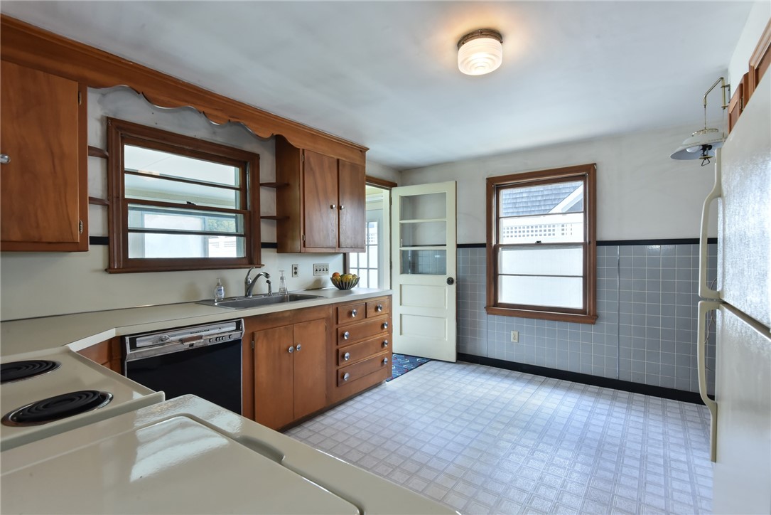 232 Bonnet Point Road Narragansett, RI 02882 - Photo 16 of 35