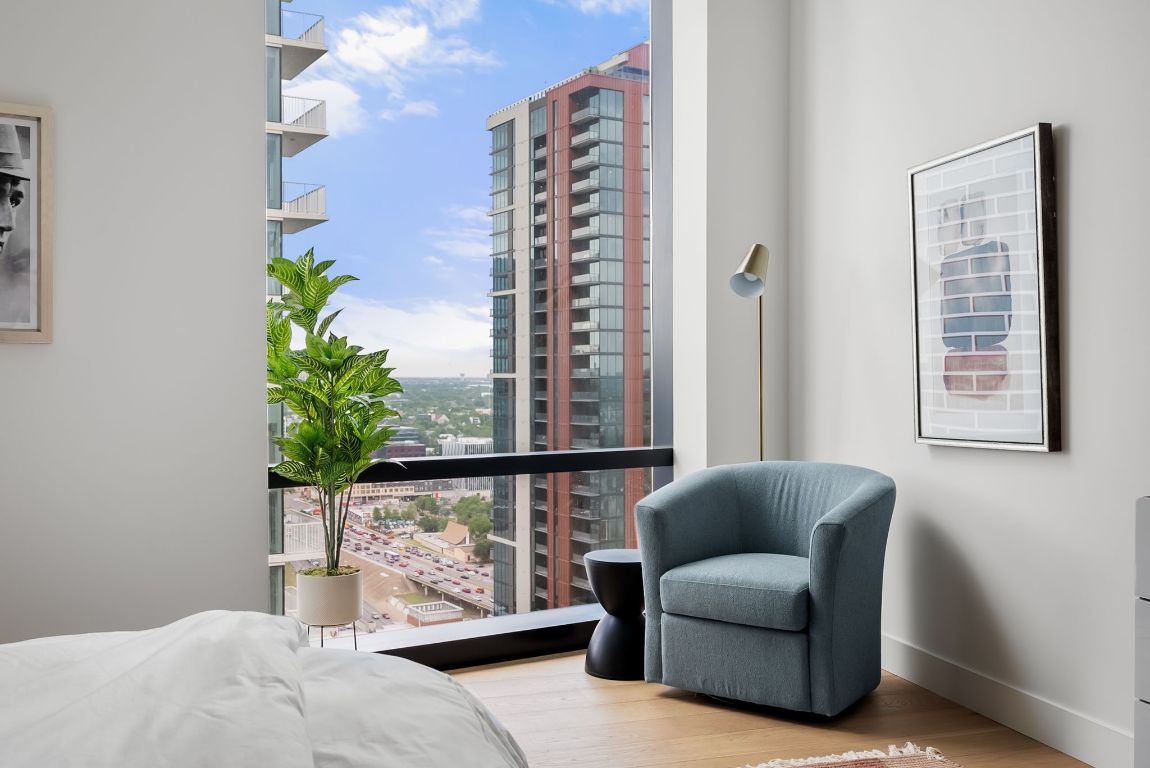 70 Rainey Street, Unit 2606 Austin, TX 78701 - Photo 23 of 37 a living room with furniture a potted plant and a window