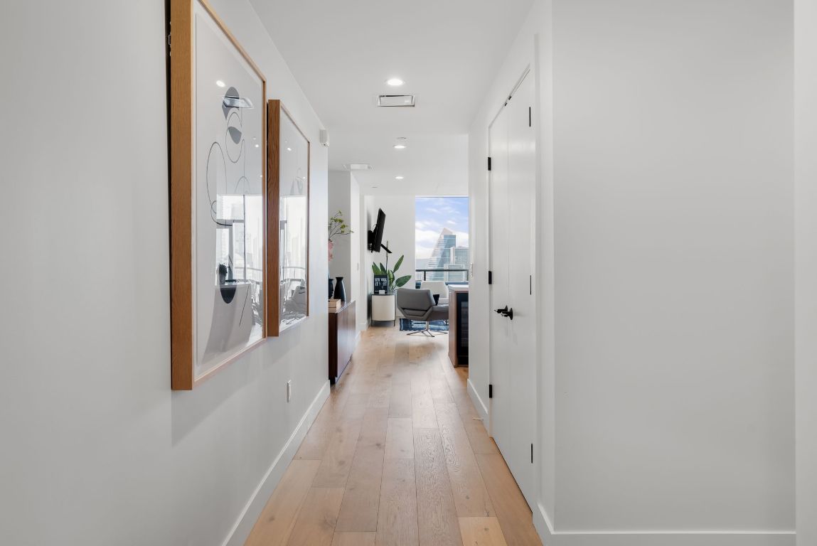 70 Rainey Street, Unit 2606 Austin, TX 78701 - Photo 6 of 37 a view of a hallway with a living room