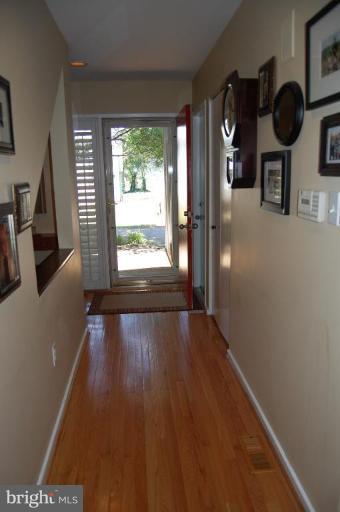 1665 Cedar Hollow Way Reston, VA 20194 - Photo 13 of 26 Entrance / Foyer