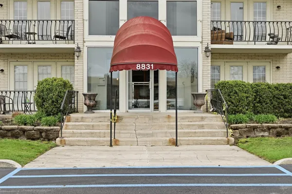 $179,900 | 8831 Harrison Avenue, Unit 202, Munster, IN 46321