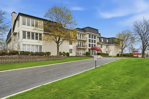 $179,900 | 8831 Harrison Avenue, Unit 202, Munster, IN 46321