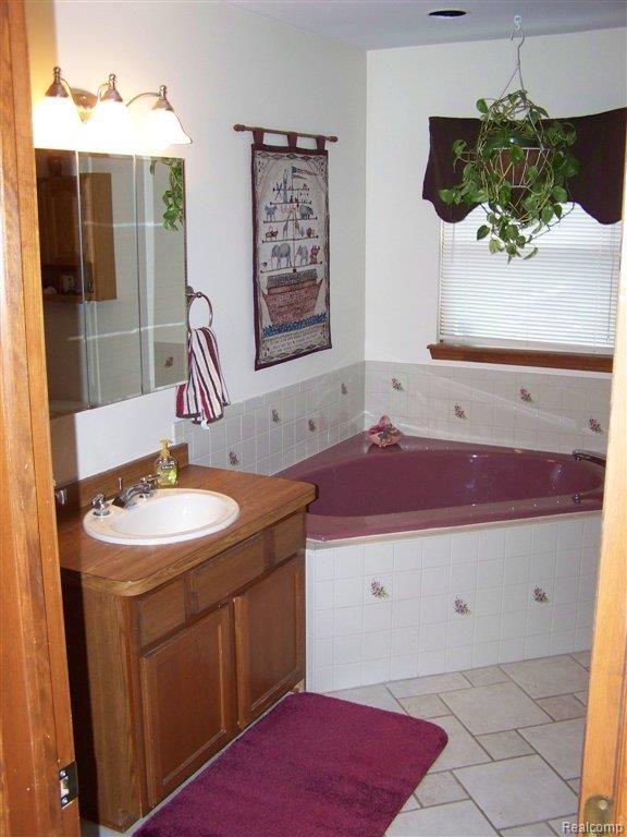 7662 Buckell Lake Road Holly, MI 48442 - Photo 6 of 15 Garden Tub.JPG