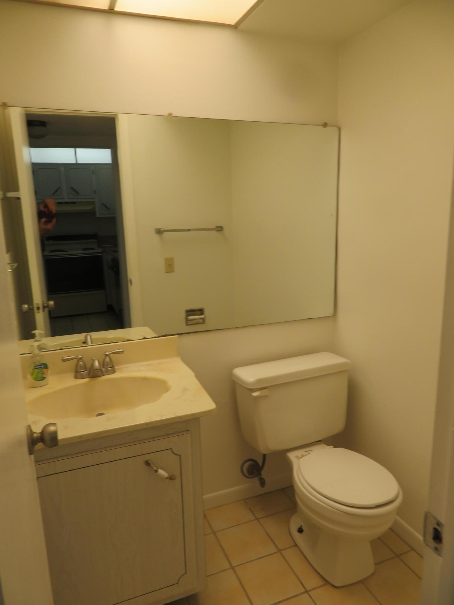 9233 Southwest 8th Street, Unit 419 Boca Raton, FL 33428 - Photo 31 of 41 54_9233-419_Guest_Bath